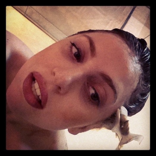 Леди Гага — брюнетка