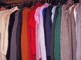 Стилист Аня Зюрова позаботилась о том чтобы на съемке были десятки свитеров разных цветов и фасонов.