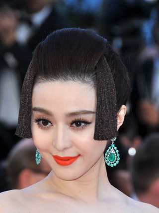 Сложная укладка и яркая помада. Китайская актриса умеет правильно подчеркнуть свою восточную красоту.