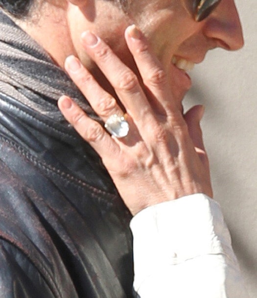 Дженнифер Энистон показала кольцо