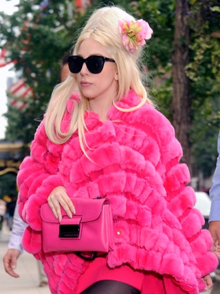 Леди Гага ходит совершает шоппинг в НьюЙорке 7 августа. Улей который так любила Эми Уайнхаус приглянулся и Гаге на...