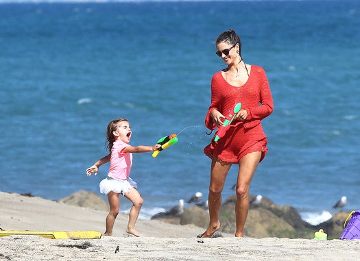 Алессандра Амбросио с дочкой на пляже