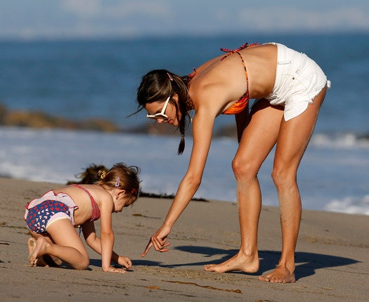 Алессандра Амбросио с дочкой на пляже