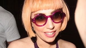 Леди Гага показала флакон своего парфюма