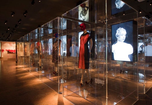 Выставка Schiaparelli and Prada Impossible Conversations