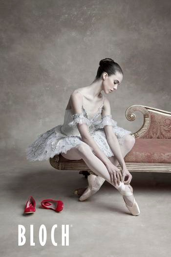 Дочь Энди Макдауэлл рекламирует балетки Bloch