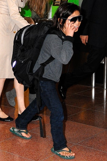 Брэд и Анджелина привезли детей в Токио