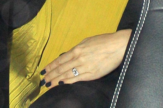 Сиенна Миллер показала кольцо