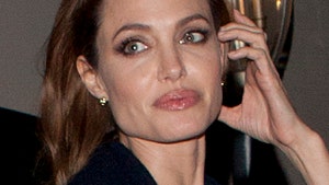 Анджелина Джоли нарастила дочери волосы