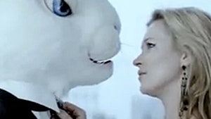 Кейт Мосс влюбилась в гигантского кролика