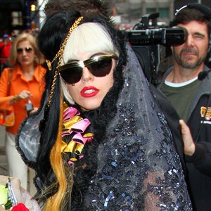 Гага наденет платье с портретами фанатов