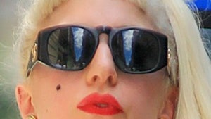 Леди Гага борется с хакерами