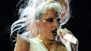 Леди Гага упала на сцене