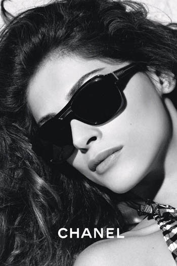 Элиза Седнауи в очках Chanel