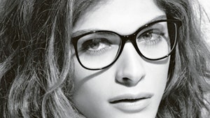 Элиза Седнауи в очках Chanel