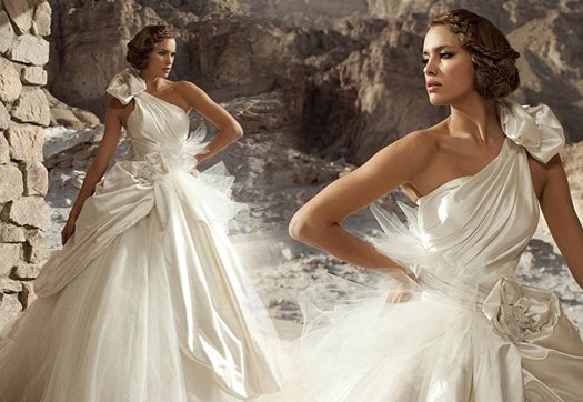 Ирина Шейк примеряет свадебное платье