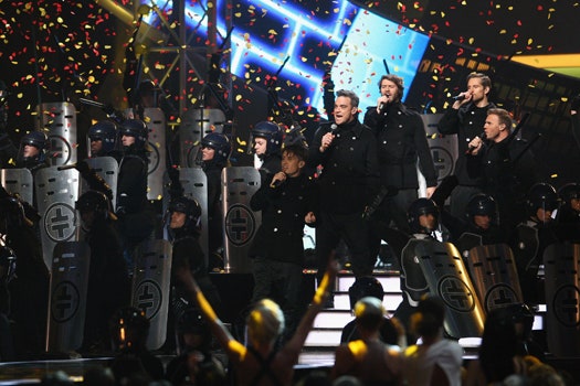 BRIT Awards  2011 красная дорожка и победители