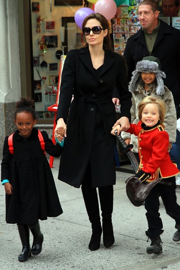 Джоли сводила детей в артмагазин
