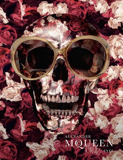 Цветочки черепа и очки от модного дома Alexander McQueen