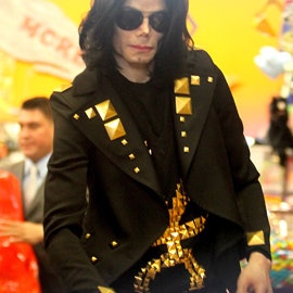 Лиза Мария Пресли призвала фанатов украсить могилу Майкла Джексона подсолнухами