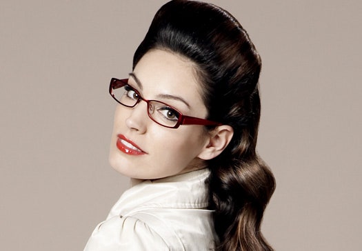 Роскошная красавица Келли Брук рекламирует очки