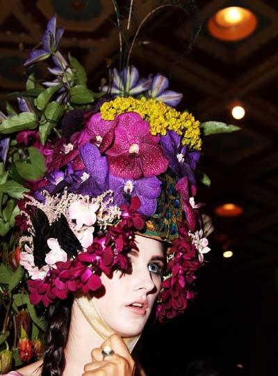 В НьюЙорке состоялся показ невероятных цветочных шляп