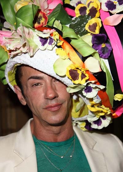 В НьюЙорке состоялся показ невероятных цветочных шляп