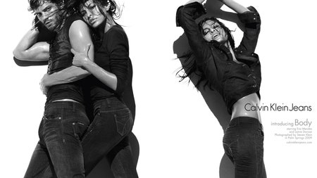 Ева Мендес и Джейми Дорнан остаются с Calvin Klein Jeans