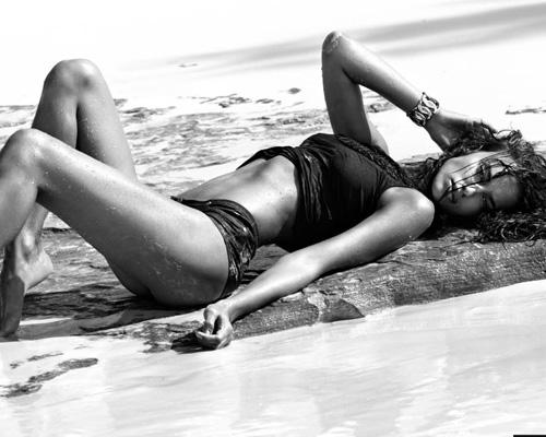 Ирина Шейк  звезда пляжной кампании Armani Exchange