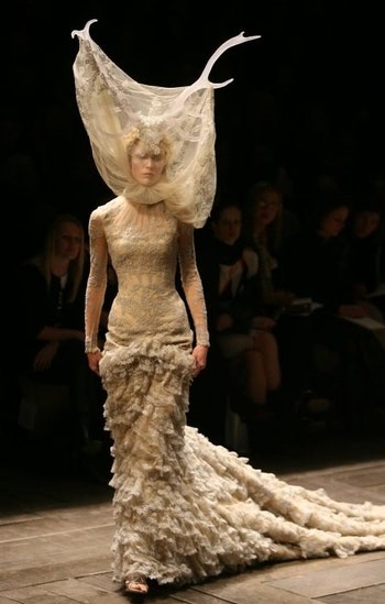 Памяти модельера лучшие платья Alexander McQueen на звездах и подиуме