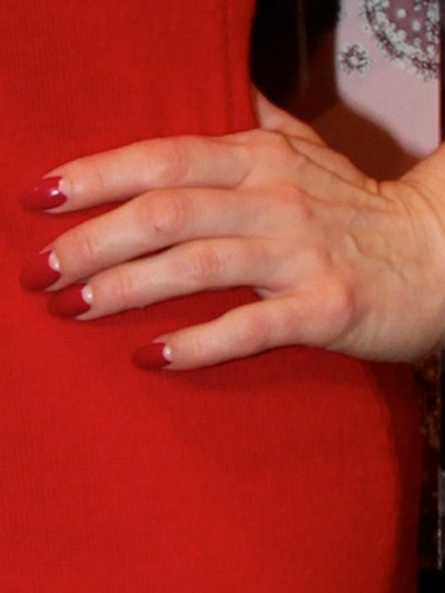 Маникюр Диты фон Тиз от Kiss фото с накладными ногтями