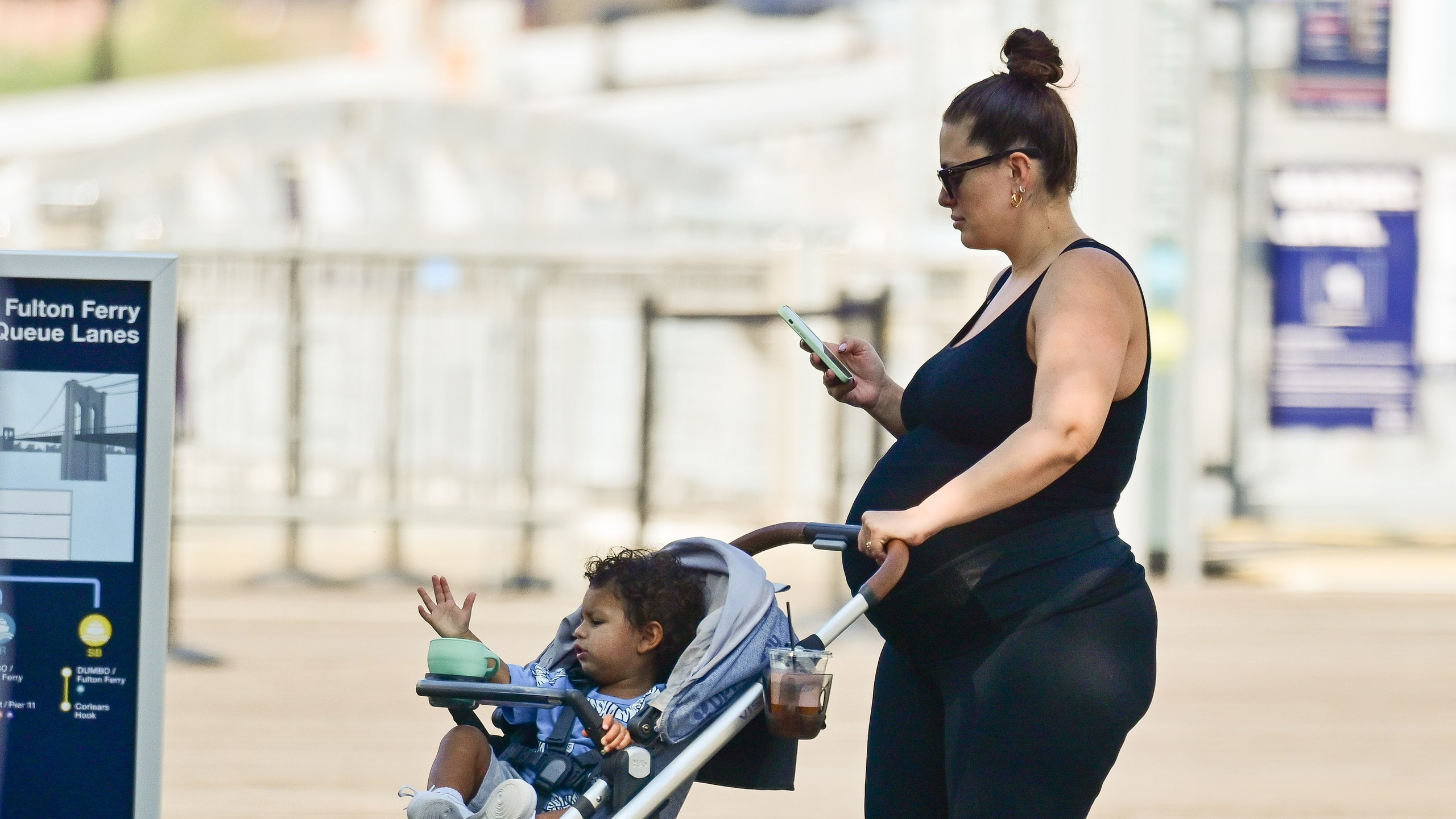Редкие кадры папарацци сфотографировали беременную двойней Эшли Грэм во время прогулки с ребёнком
