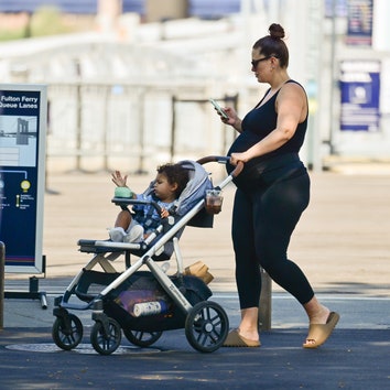 Редкие кадры: папарацци сфотографировали беременную двойней Эшли Грэм во время прогулки с ребёнком