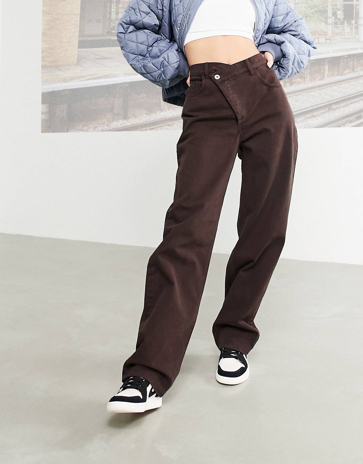 С чем носить коричневые джинсы — нескучную замену классическим синим