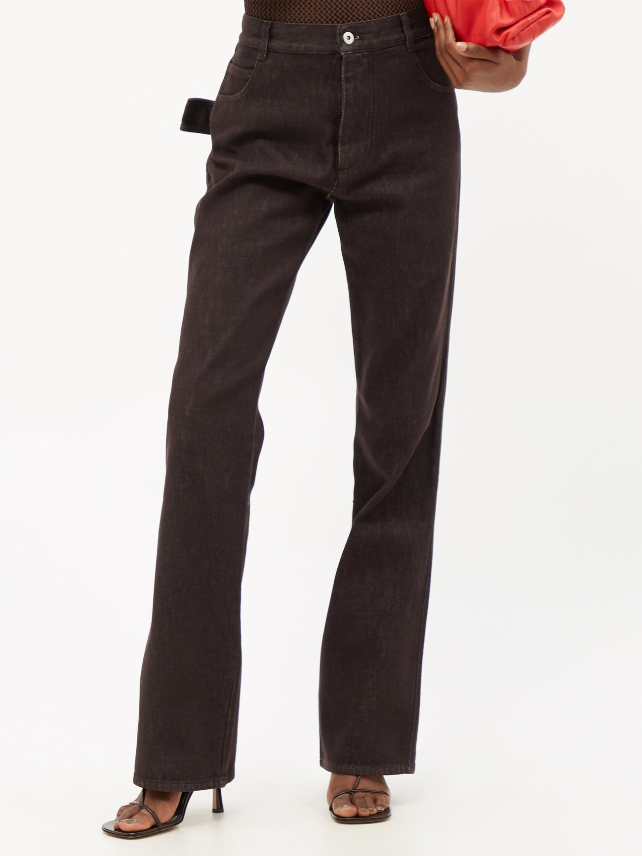 С чем носить коричневые джинсы — нескучную замену классическим синим
