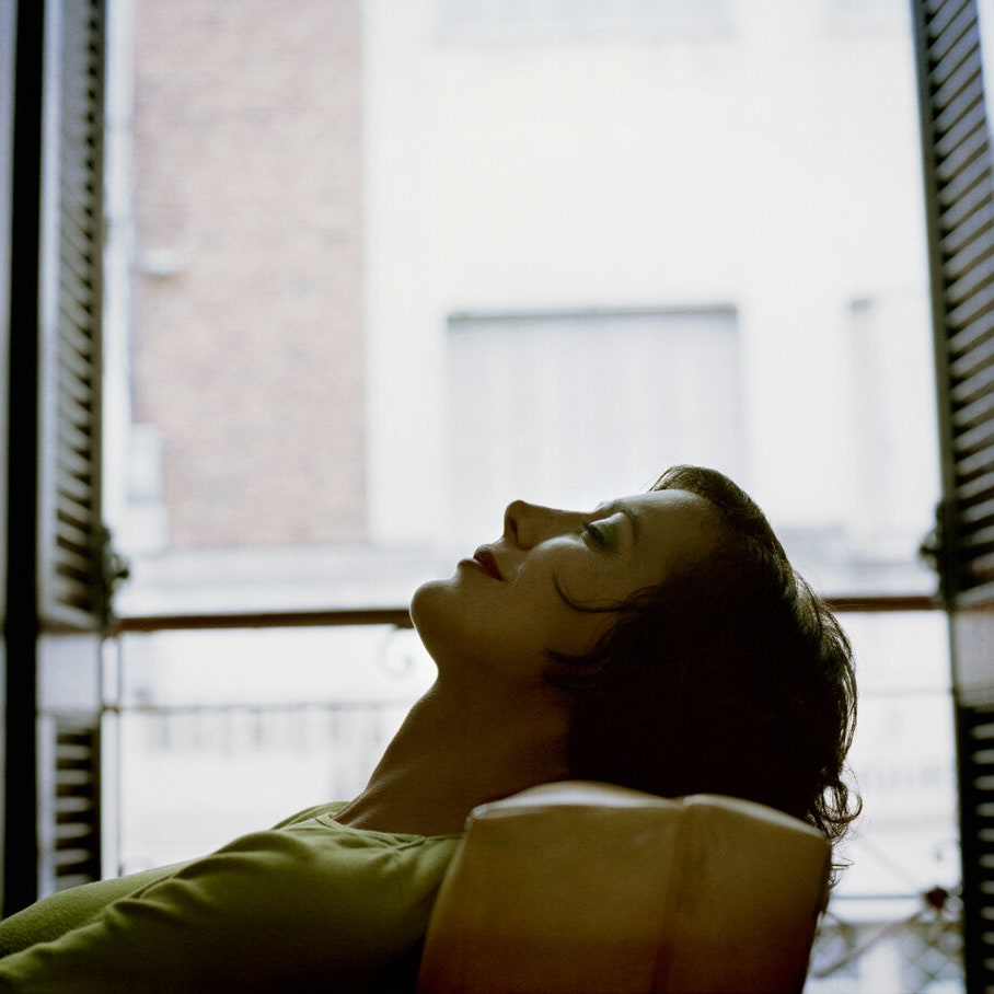 Женщина отдыхает у окна
