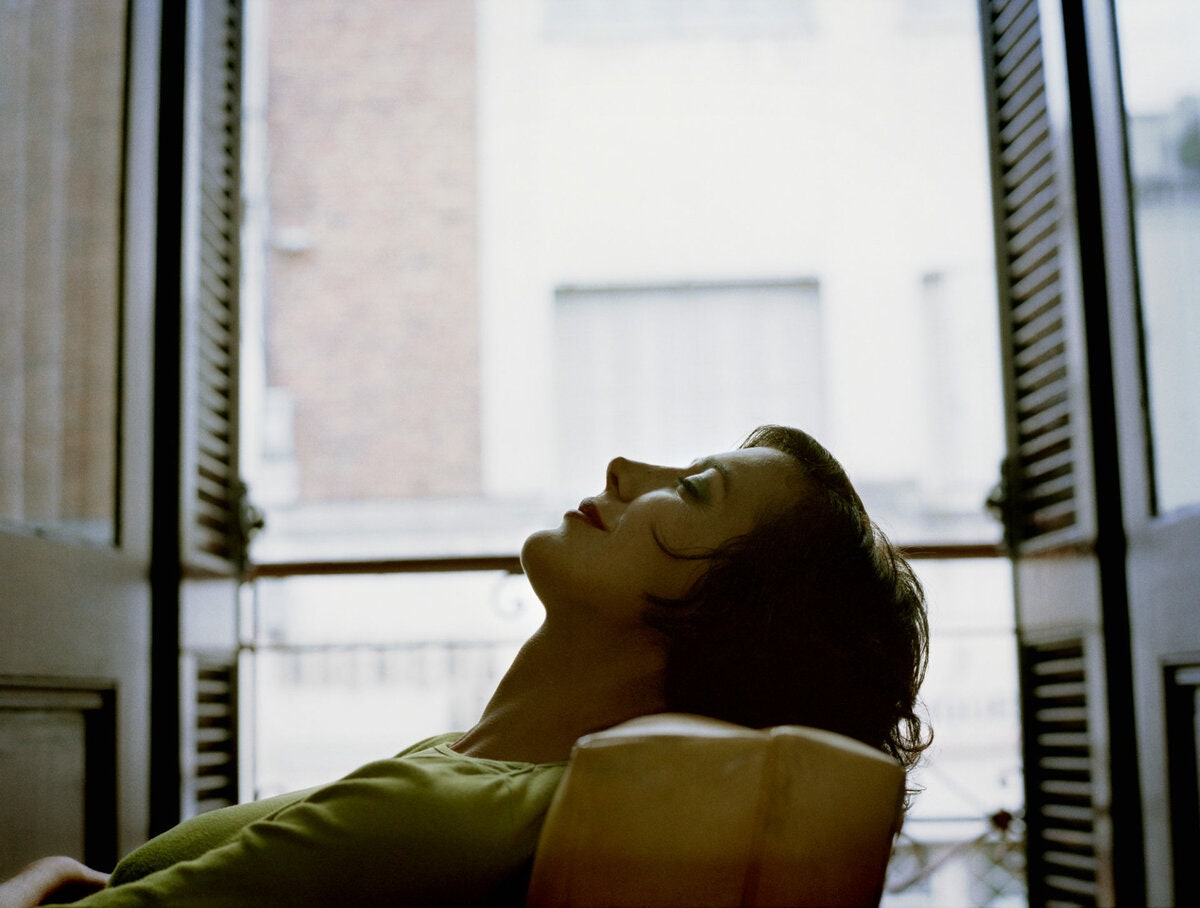 Женщина отдыхает у окна