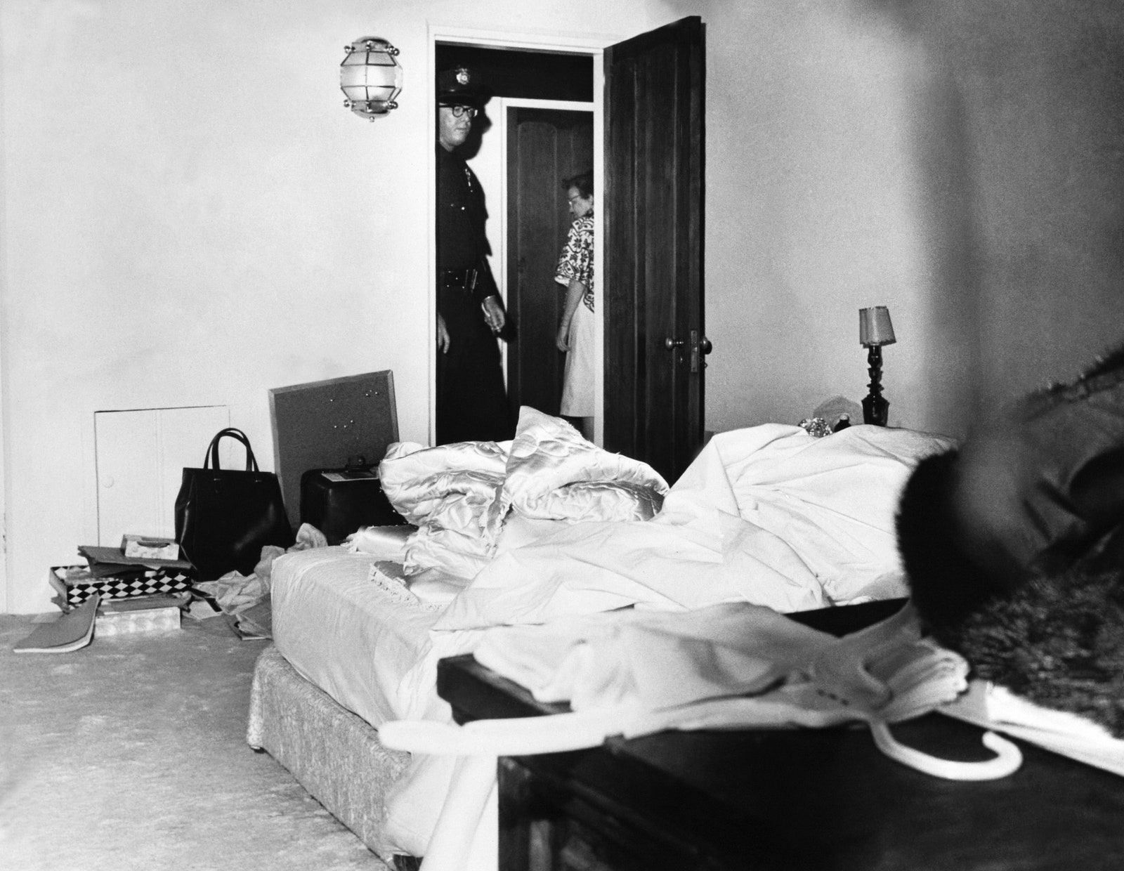 Спальня Мэрилин Монро после того как полицейские обнаружили тело