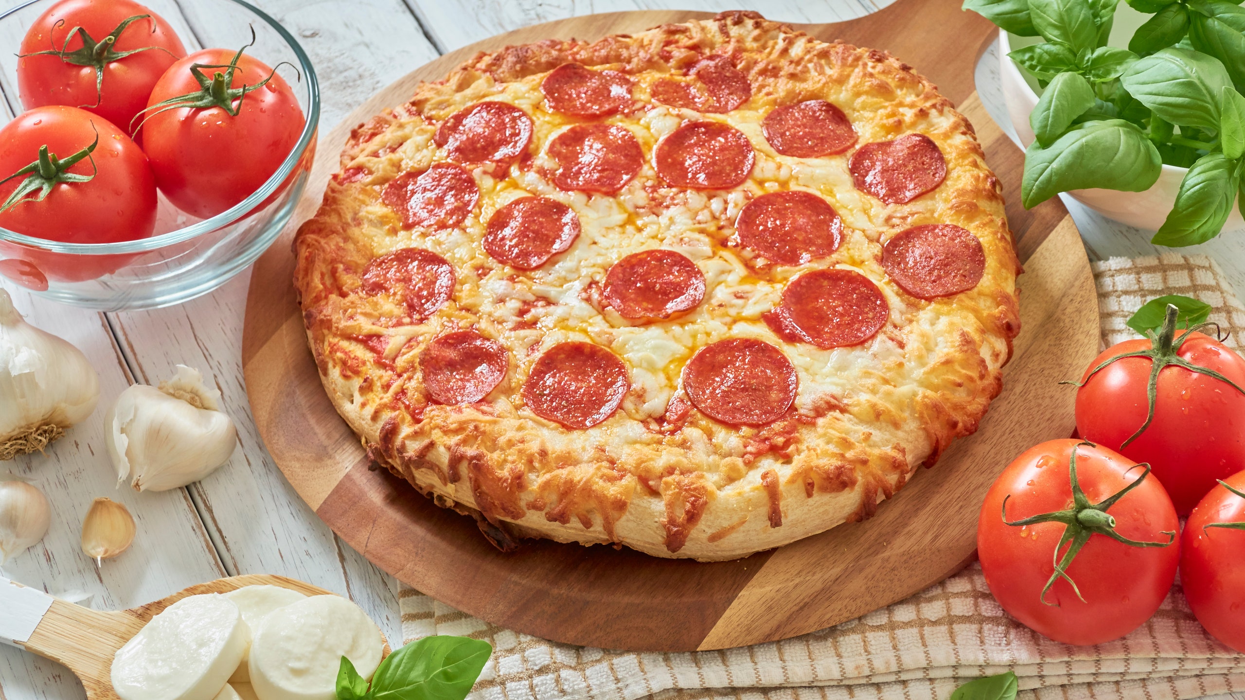 Рецепт итальянской пиццы с салями — вы приготовите ее быстрее чем к вам приедет доставка