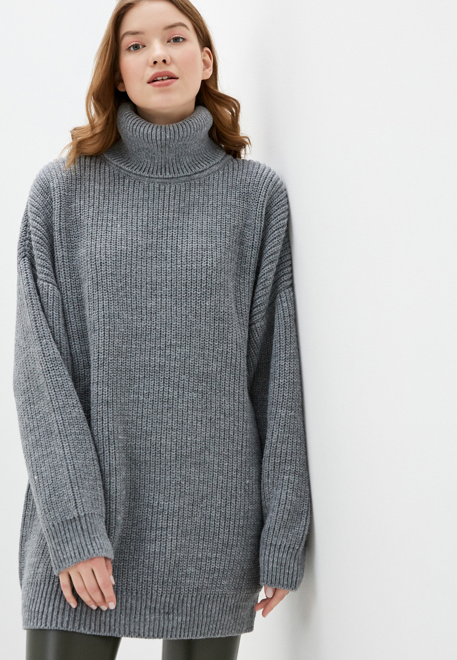 серый свитер