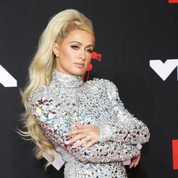 Пэрис Хилтон демонстрирует помолвочное кольцо на дорожке 2021 MTV Video Music Awards