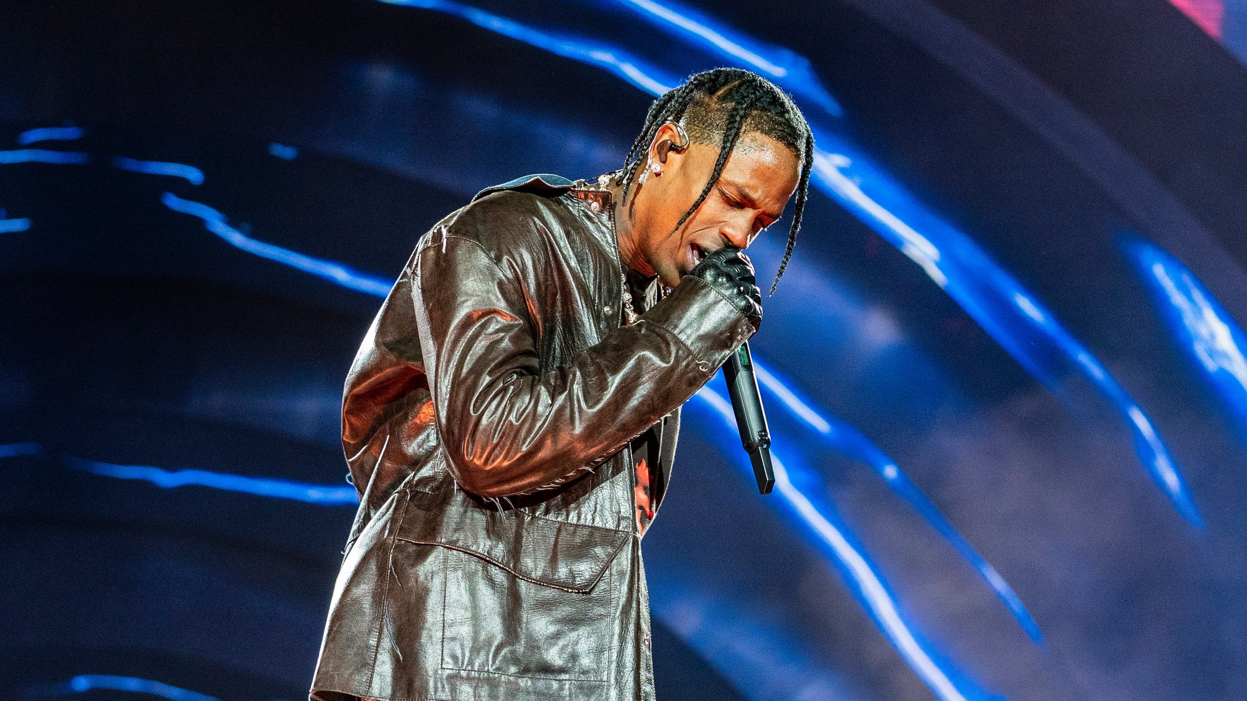 Трэвис Скотт во время выступления на фестивале Astroworld Festival 2021