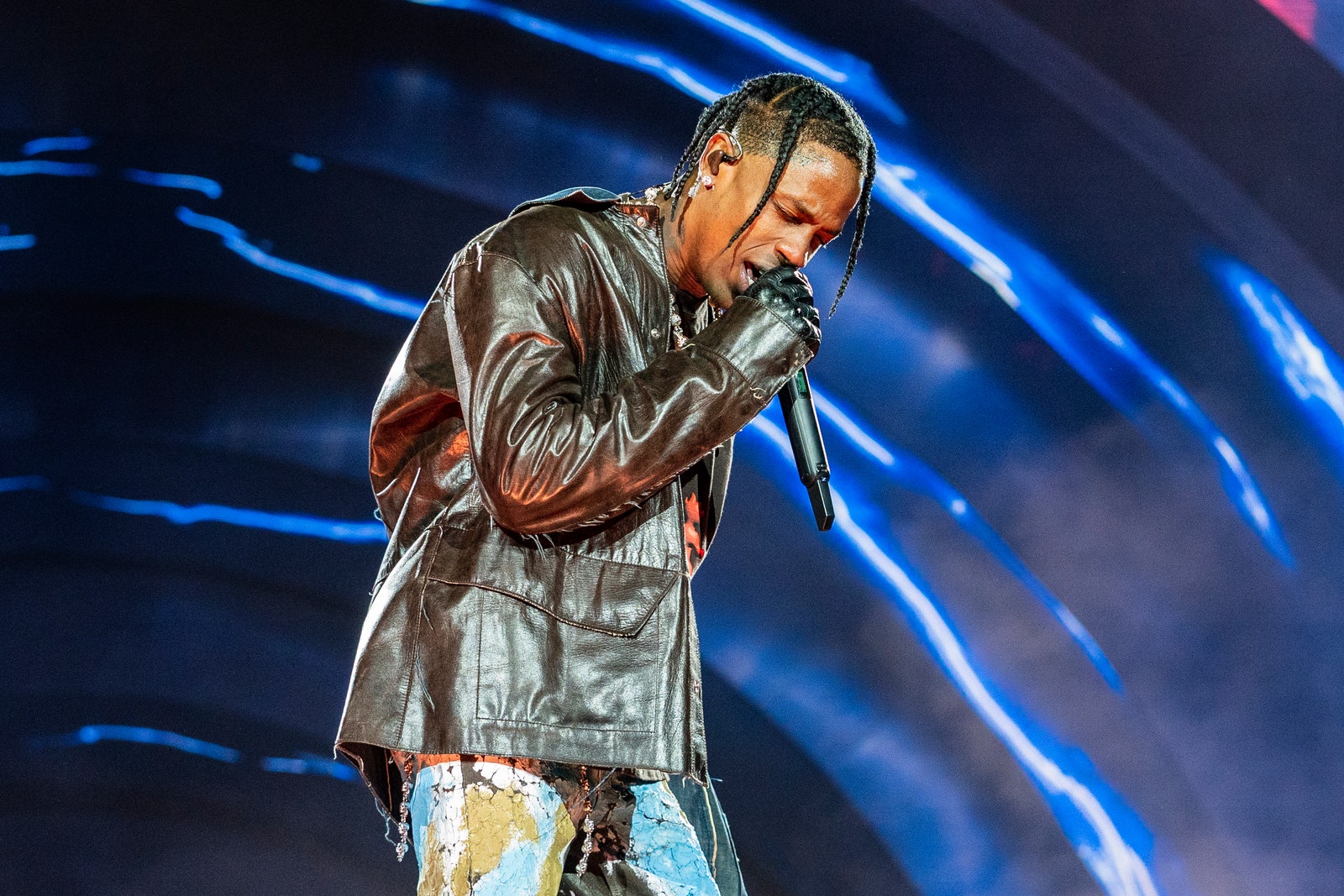 Трэвис Скотт во время выступления на фестивале Astroworld Festival 2021