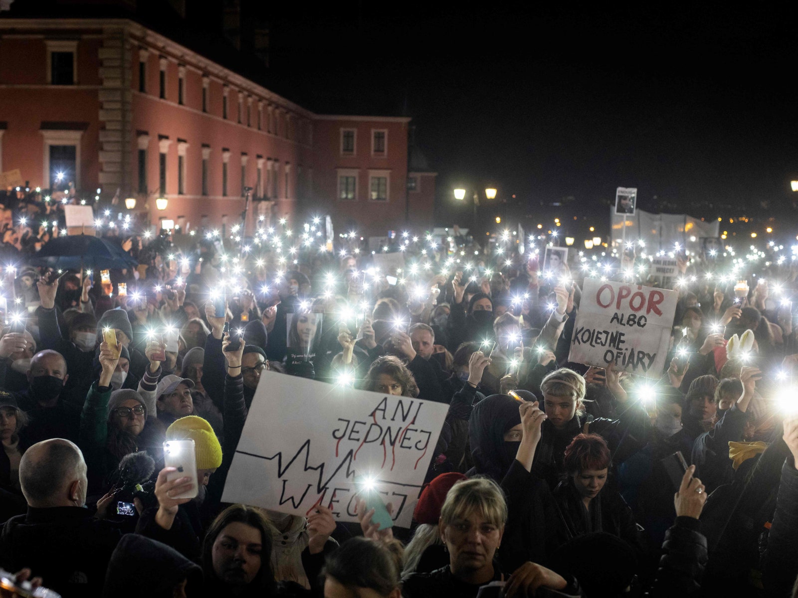 В Польше проходят массовые акции протеста &- из-за запрета на аборты там умерла женщина