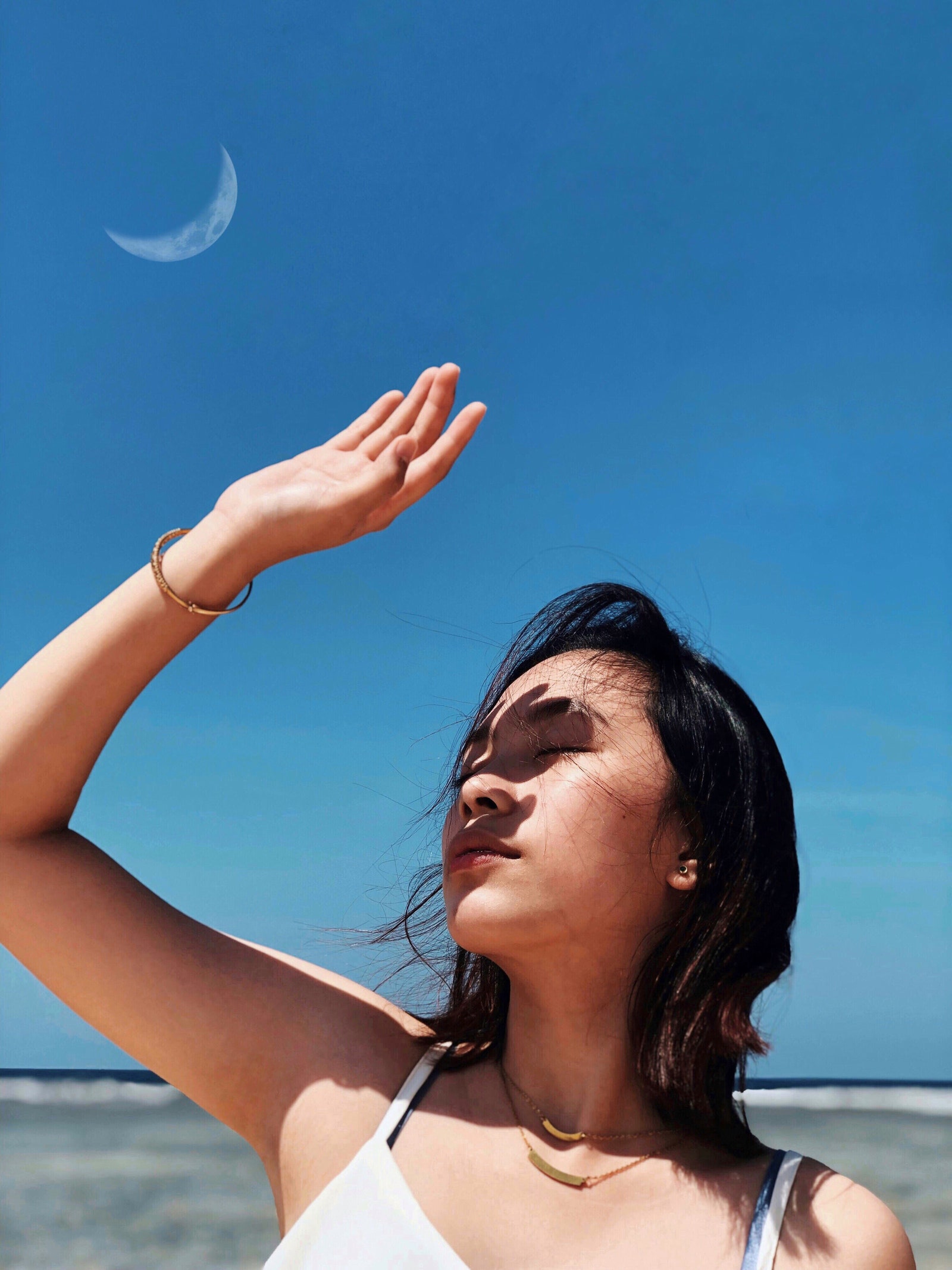 Девушка на фоне голубого неба и Луны