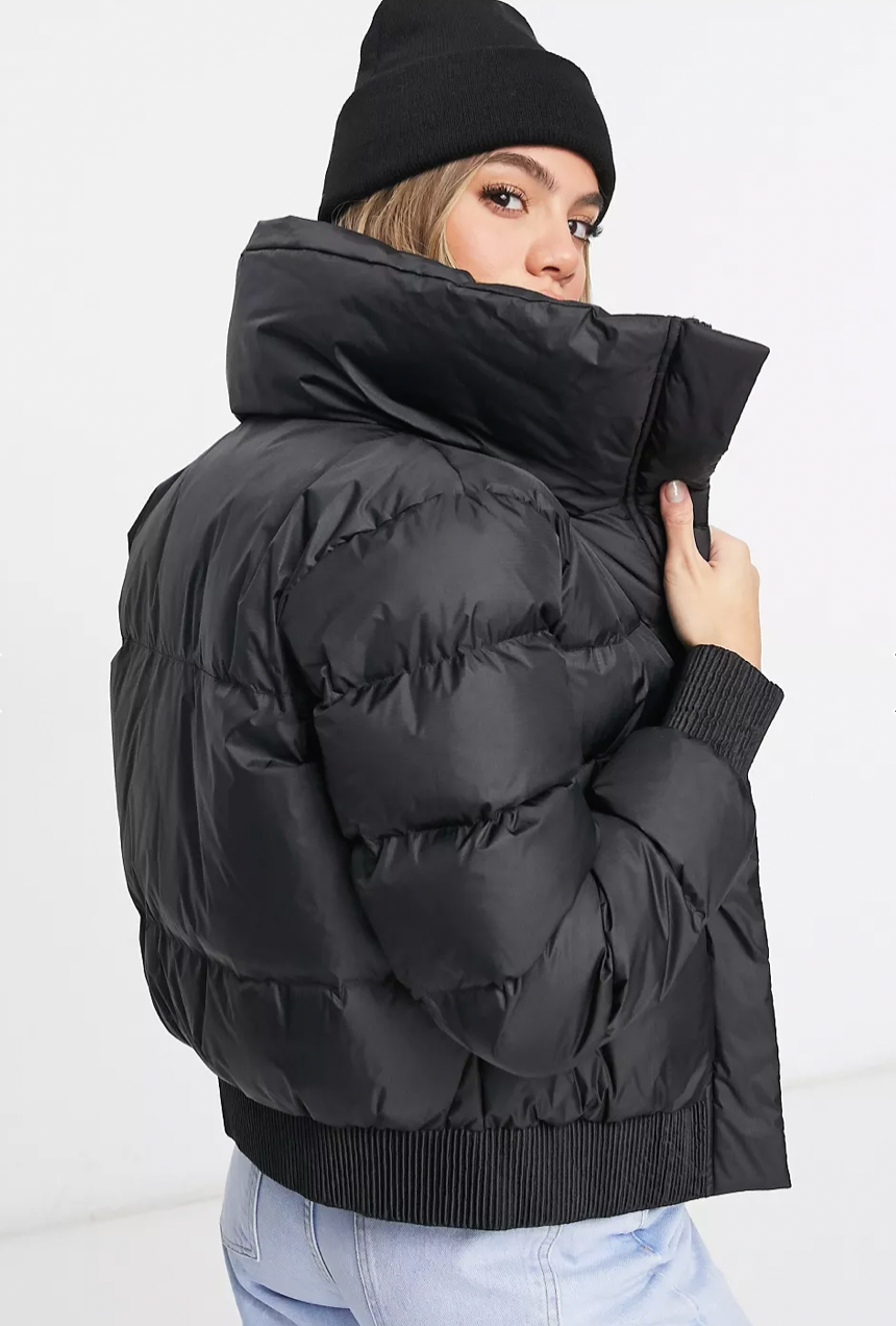 Черный пуховик — самая универсальная и модная куртка этой зимы