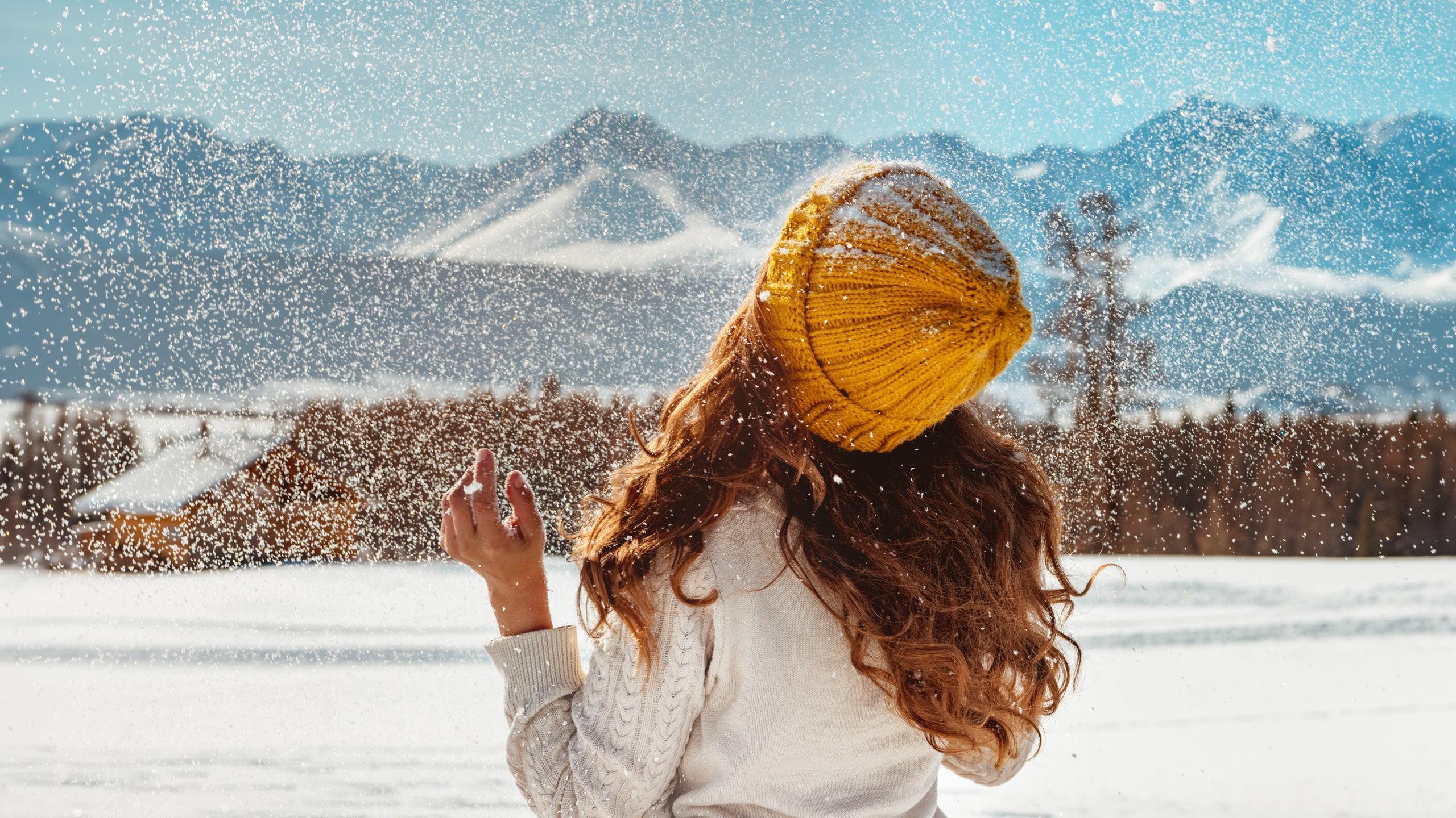 Девушка смотрит на снег
