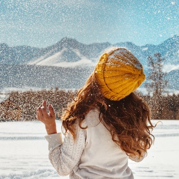 Девушка смотрит на снег