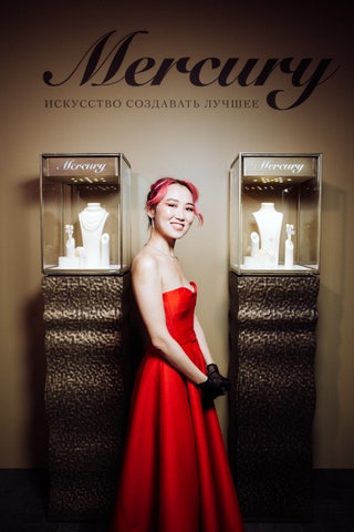 В тиаре и серьгах Mercury из коллекции Flower и колье из коллекции Classic