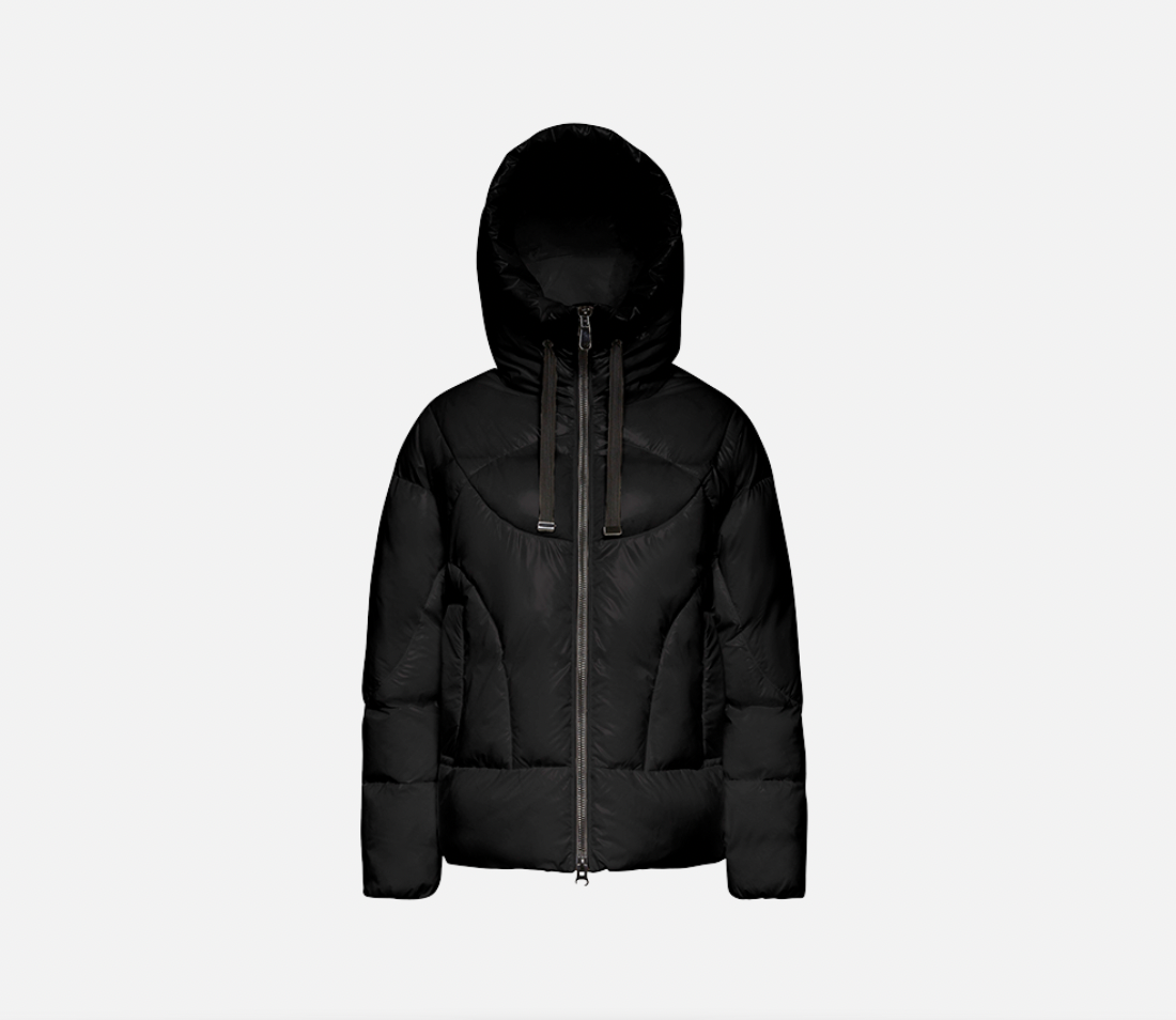 Черный пуховик — самая универсальная и модная куртка этой зимы